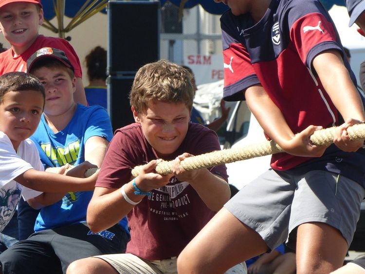 De jeunes enfants en train de tirer sur la corde lors d'une épreuve de force basque